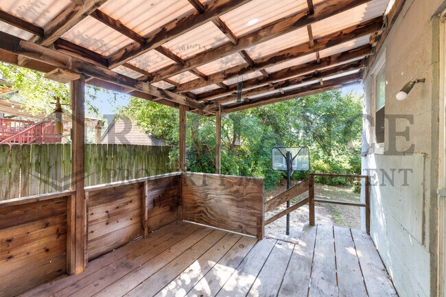 Building Photo - 1007 N Yale Ave