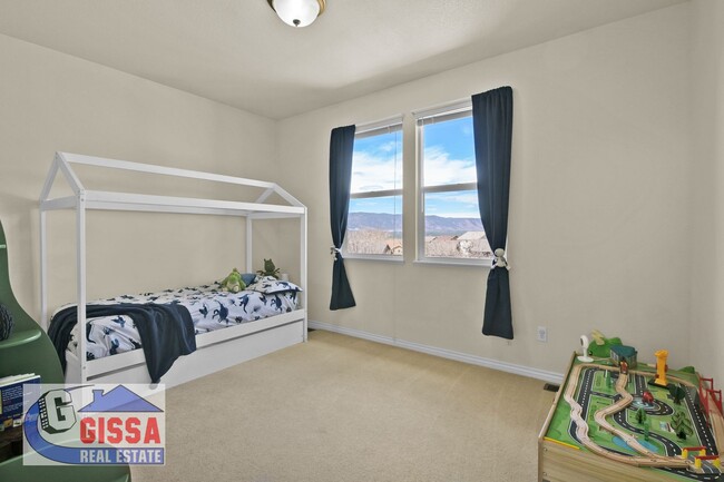 Building Photo - This stunning six-bedroom, three-and-a-hal...