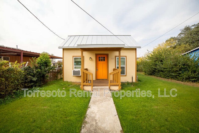 Building Photo - 611 Rochambeau St