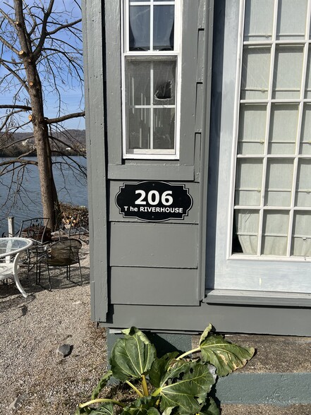 side - 206 Kanawha Ave