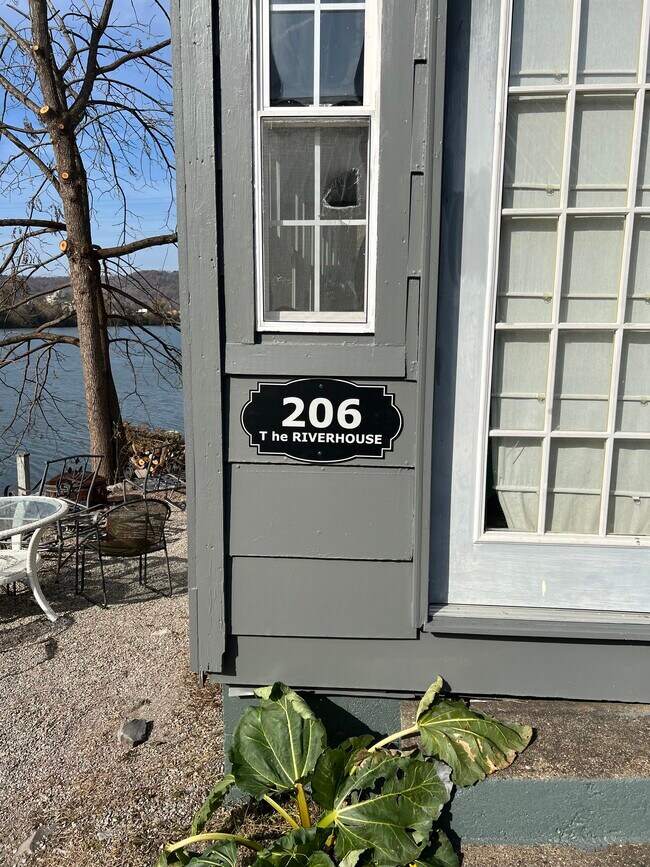 side - 206 Kanawha Ave