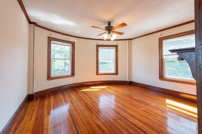 Primary Photo - 1400 sf Fairmont Apartment with Washer/Dry...