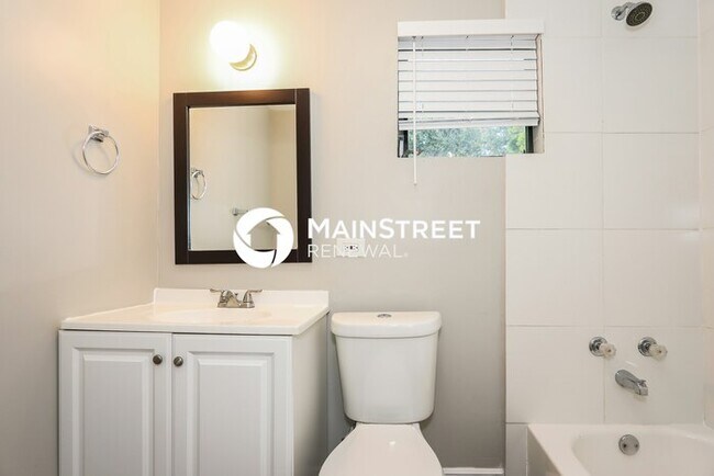 Building Photo - 4 Bedroom Pet-Friendly Home in Miami, FL w...