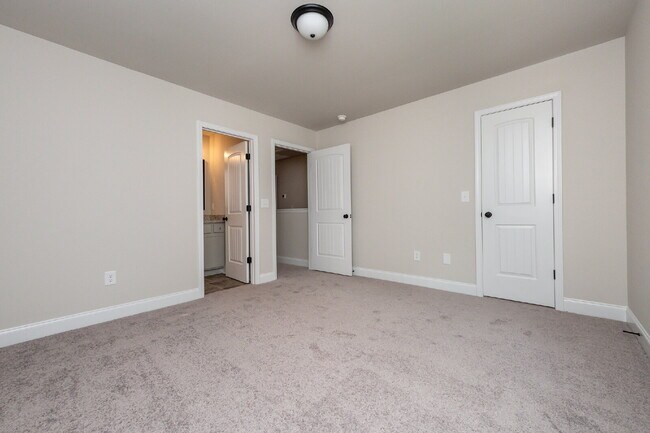 Building Photo - Elegant 2BR/2.5BA Townhome minutes from Downtown Greenville and walking distance to Swamp Rabbit ...