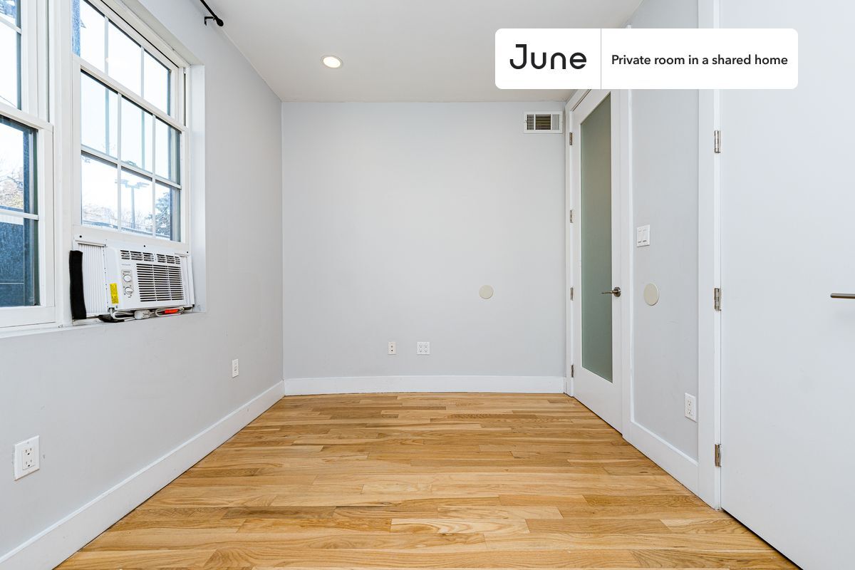 Building Photo - Private bedroom in 3 bed/1 bath Home