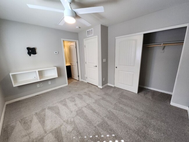 Building Photo - Three Level Mountains Edge Townhome