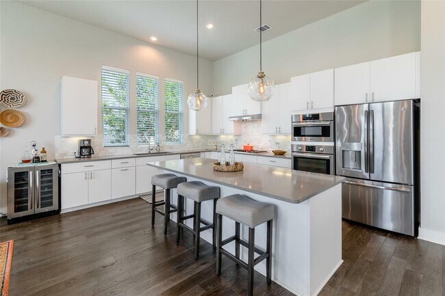 Building Photo - 6025 Seville Dr