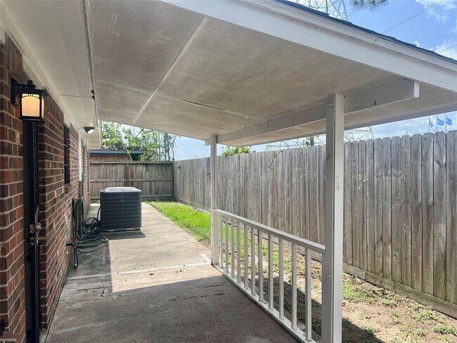 Building Photo - 10670 Norton Dr