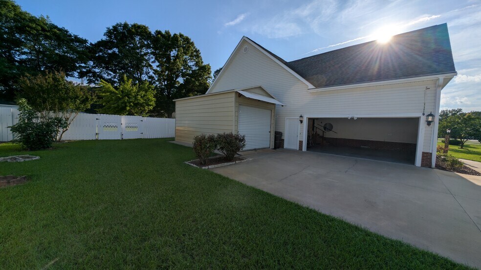 Building Photo - 102 Bridge Dr