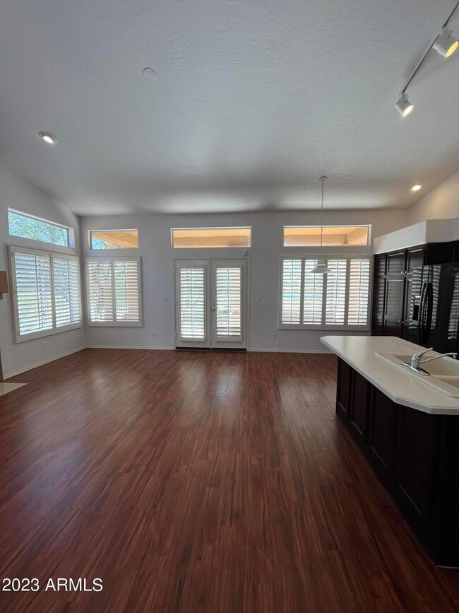 Building Photo - 1301 E Briarwood Terrace