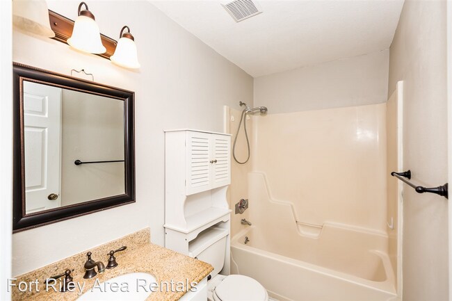 Building Photo - 3 br, 1 bath House - 701 Plaza Dr