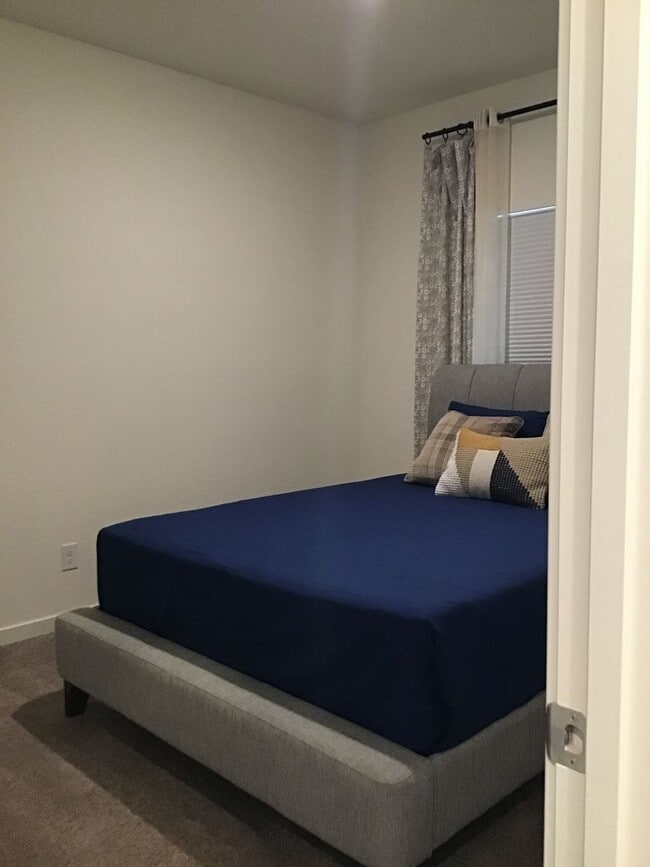 Building Photo - Beautiful home Near bus/transportation for...