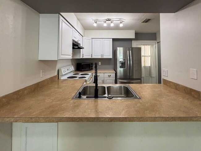 Building Photo - 2BR/1.5BA Townhouse in Mill Run!