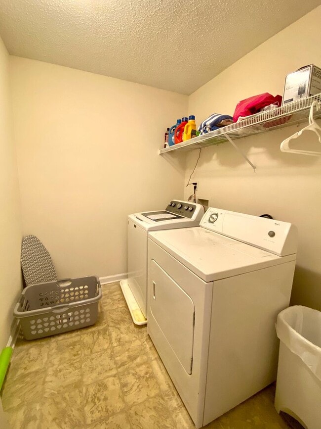 Building Photo - 4 Bedroom Condo in Harts Cove!