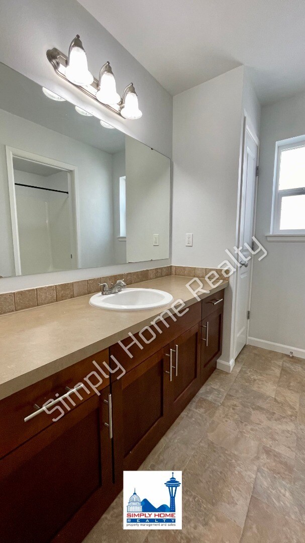 Building Photo - Welcome to this Spacious 4 bedroom, 3.5 bath Home in the Heart of Yelm!