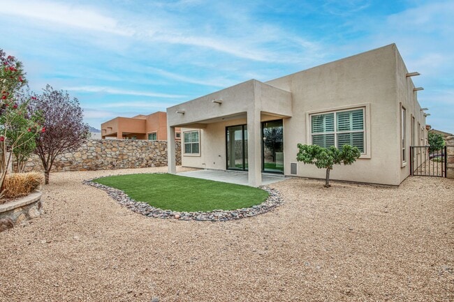 Building Photo - Beautiful Westside home with 3 bed-2 baths...