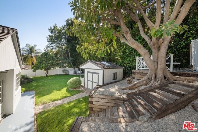Building Photo - 2107 Coldwater Canyon Dr