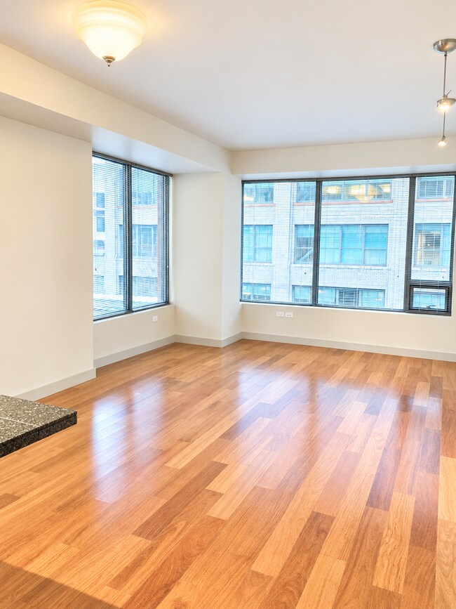 Building Photo - 910 Lenora St