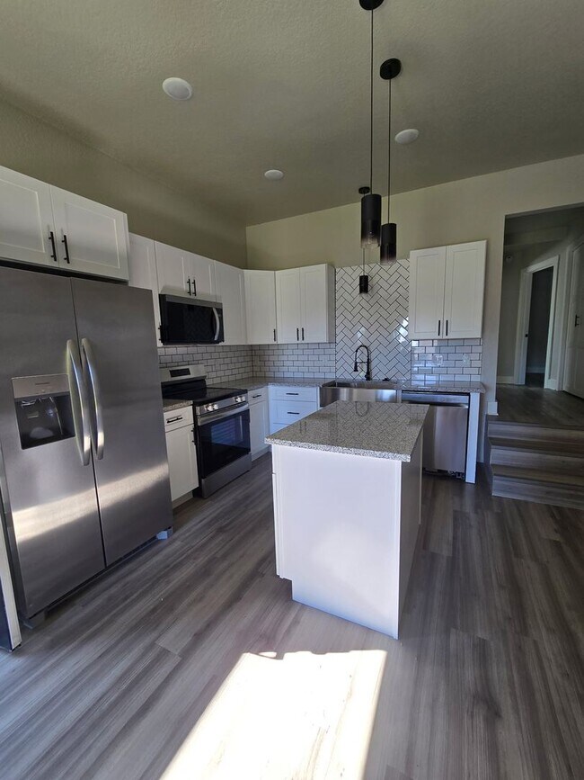 Building Photo - 3 Bed 2 Bath Apartment