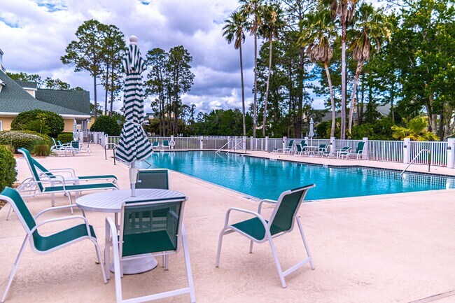 Building Photo - Spacious 3BR/3BA Ground-Floor Condo with W...