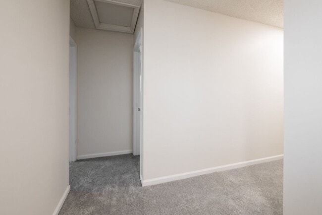 Building Photo - Newly Renovated 3 Bedrooms 2.5 Bathroom Home