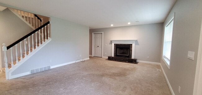 Building Photo - Spacious 5 Bedroom Executive Level Home