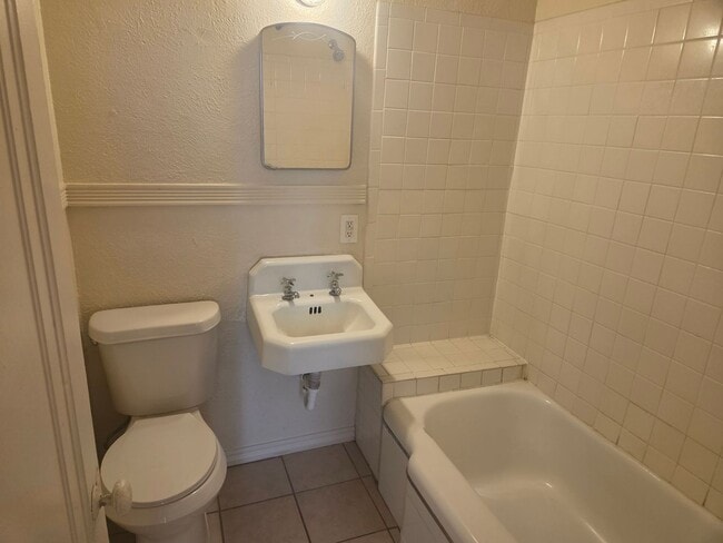 Building Photo - Charming 1-Bedroom Apartment in Denver's Capitol Hill Neighborhood