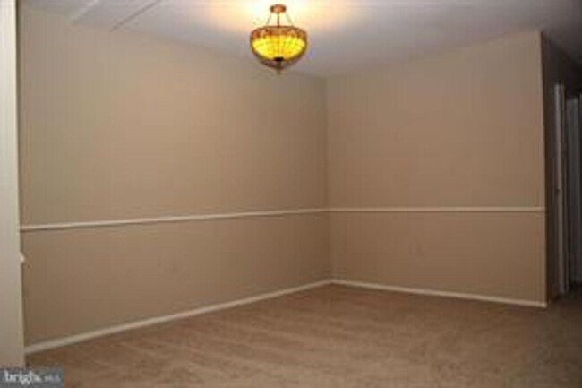 Building Photo - 3 BEDROOM CONDO WITH BALCONY, ALL UTILITIES INCLUDED