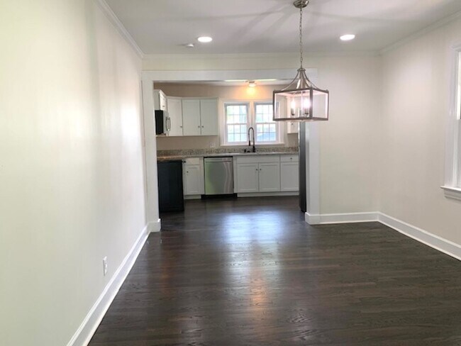Building Photo - 4 Bedroom, 3 Bath Home w/  1 Car Garage