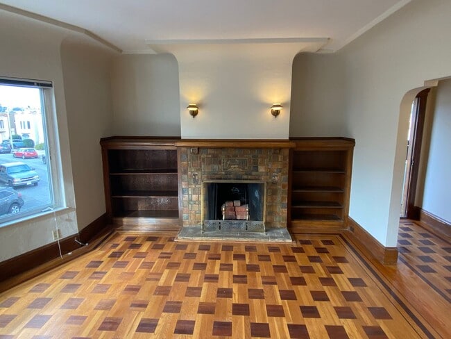 Building Photo - Epic REA - Spacious Light-filled Corner House 4BD/ 2BA