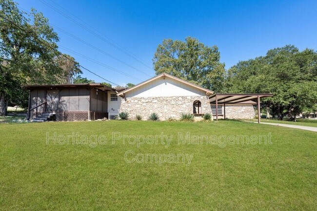 Building Photo - 640 Crest Ln