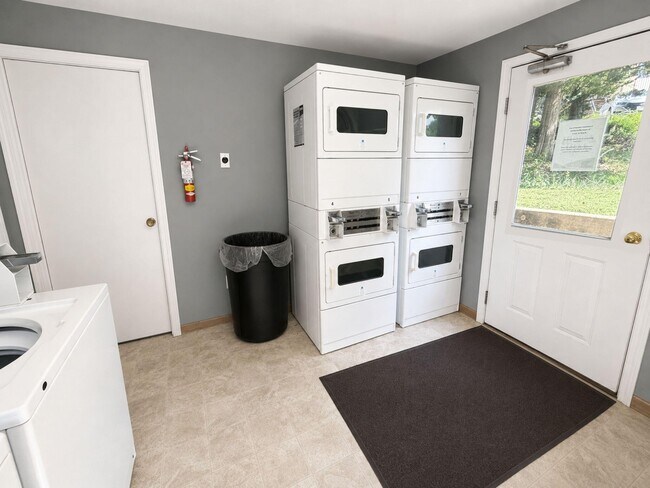 Building Photo - 405 Clayton Dr