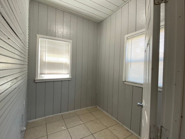 Building Photo - Studio Apartment in Downtown Stockton