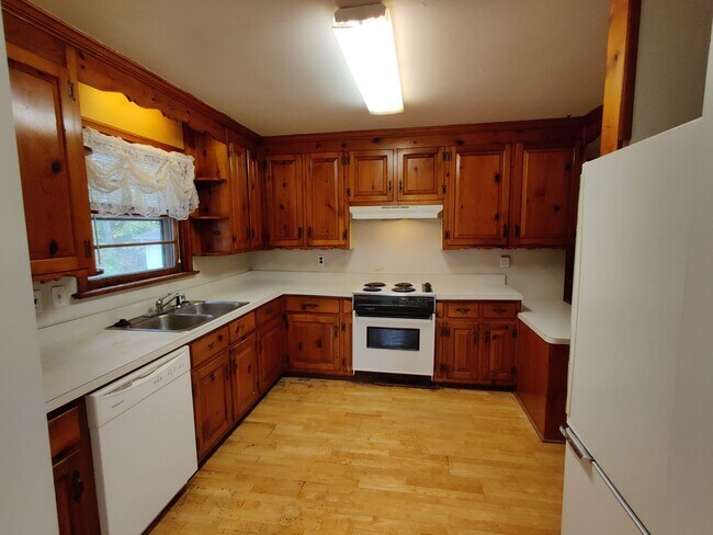 Building Photo - 3 bedroom home , detached garage, multiple living areas