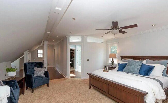 Building Photo - 256 Castle Dr