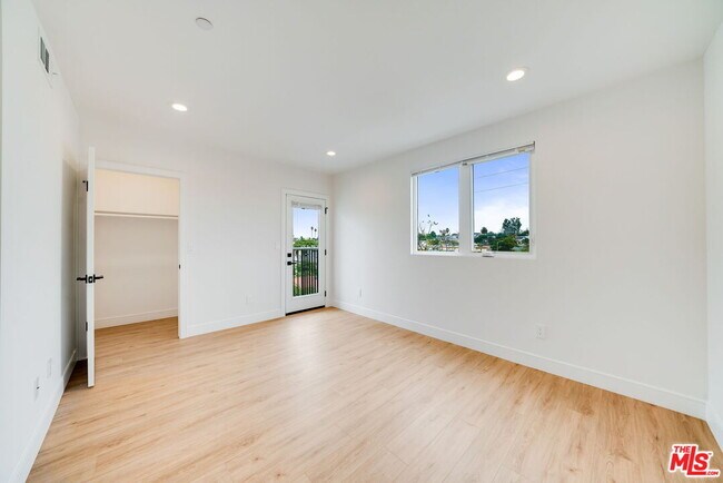 Building Photo - 4866 1/2 Pickford St