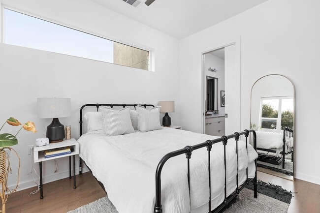 Building Photo - 207 W Johanna St