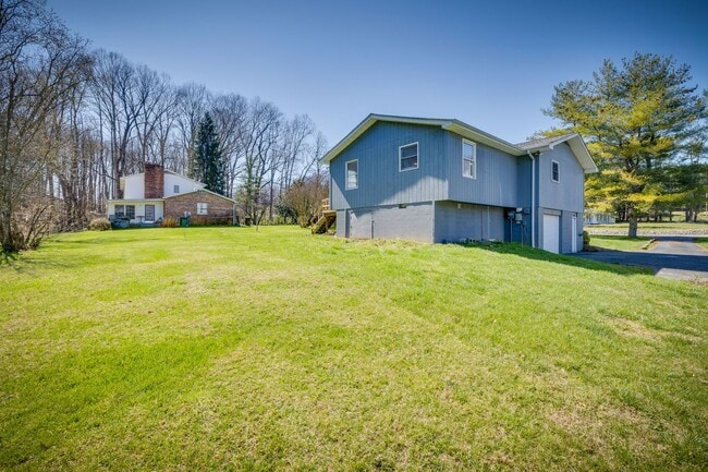 Building Photo - 4br/ 2 ba private home in Bristol TN