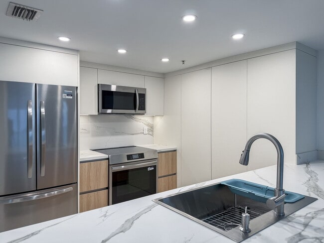 Building Photo - 1800 N Bayshore Dr