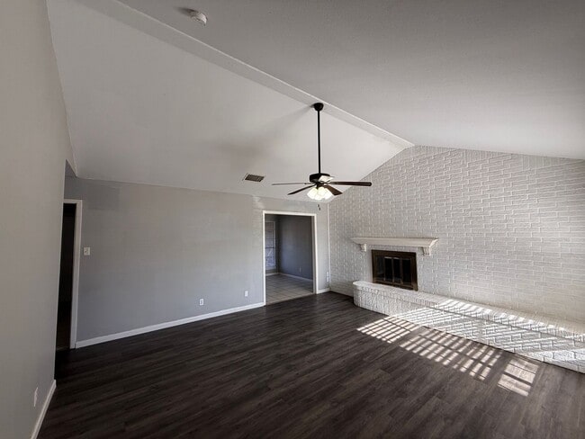 Building Photo - Completely Remodeled 3 bedroom 2 bath, 2 Car Garage AVAILABLE NOW!