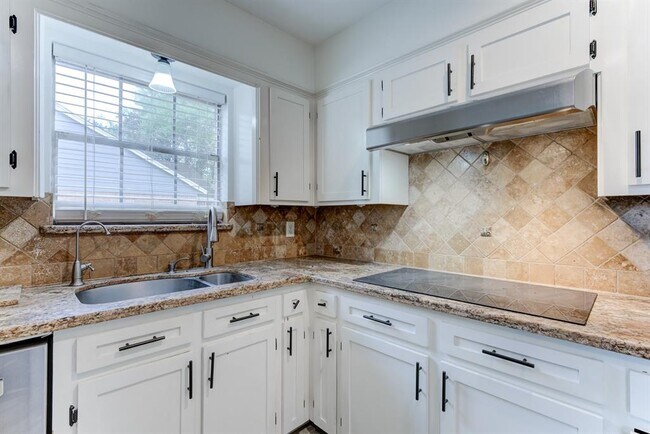 Building Photo - 560 Landfall Ln