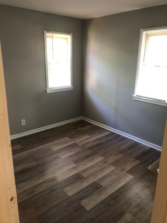 Building Photo - Single Family House with private backyard ...