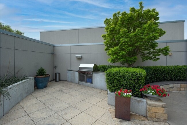 Building Photo - 1301 Throckmorton St