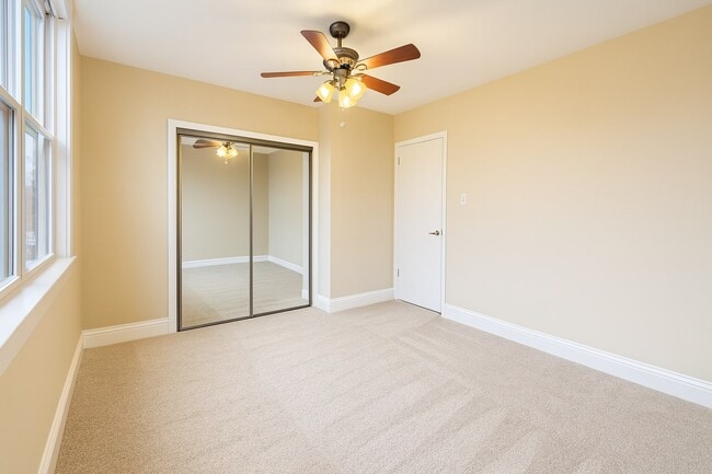 Building Photo - 722 Mollbore Terrace