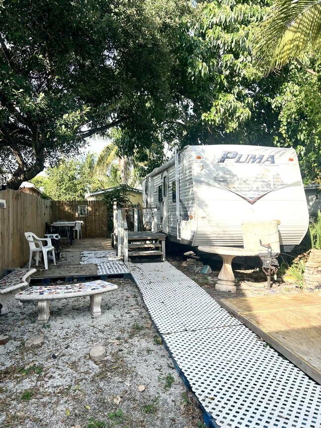 Building Photo - 817 Kaye St