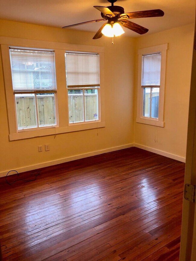 Building Photo - 2BD/1BA in the heart of Uptown