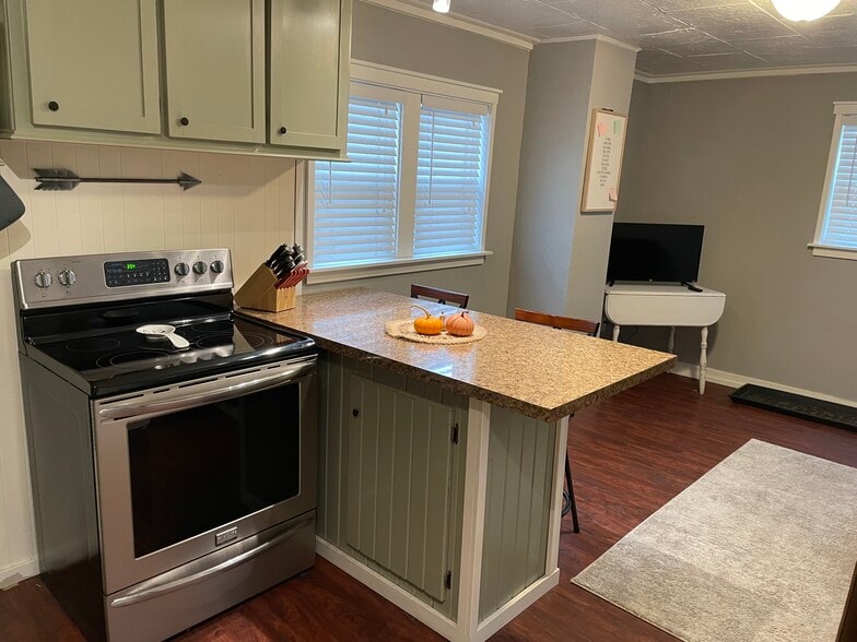 Building Photo - 744 E Oregon St