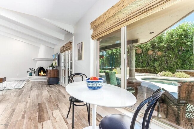 Building Photo - 8070 E Vía Bonita