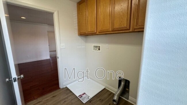 Building Photo - 564 Botan St