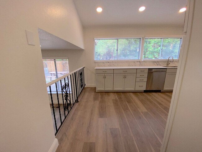 Building Photo - Modern 4 Bedroom, 3 Bath House - Near Died...
